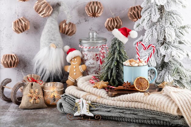 Composizione accogliente in natale con una tazza e biscotti. cioccolata calda con marshmallow.