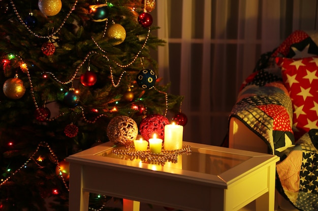 Foto interni accoglienti di natale con albero di natale decorato