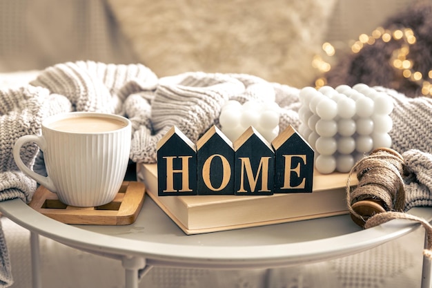 Фото Уютная композиция с свечами кофе и декоративные слова дома