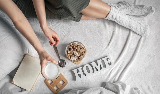 Composizione accogliente con cereali e latte a letto