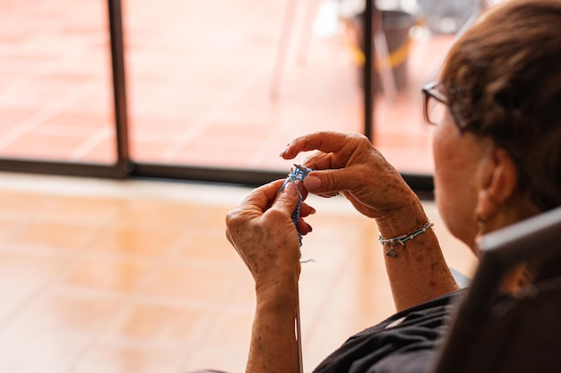 写真 居心地の良い作品 年配の女性の編み物の聖域