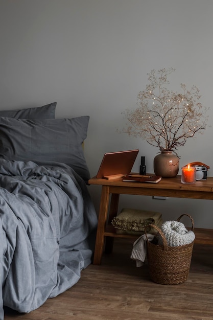 침실에서 영화를 보는 아늑한 저녁 양초와 태블릿으로 장식된 나무 벤치 Cozy house concept