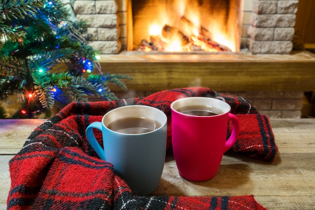 写真 居心地の良い暖炉とカントリーハウス、冬休みに木製のテーブルにお茶を一杯。