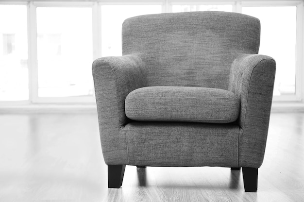 Photo cozy grey armchair in the room