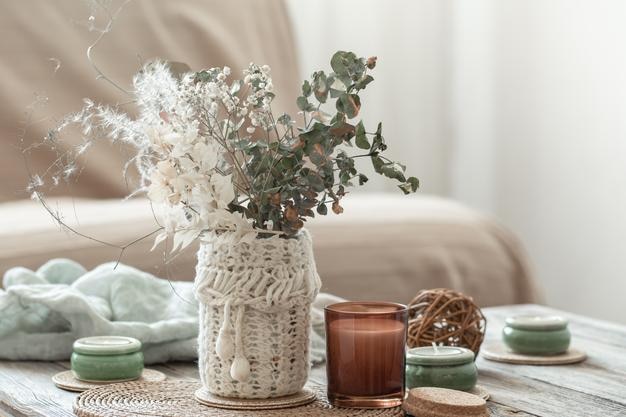 Sfondo casa accogliente con fiori secchi in un vaso all'interno