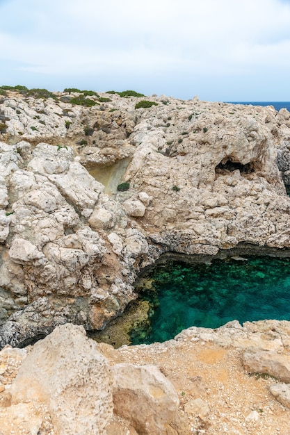 Accogliente baia pittoresca sulle rive del mar mediterraneo