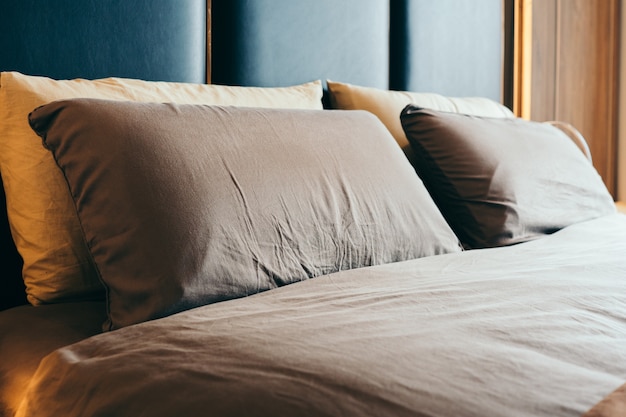 Photo cozy pillow and blanket maid-up in warm light bedroom