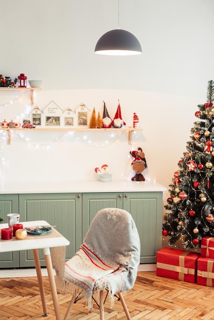Фото Уютная прованская кухня в новогоднюю ночь с елочными подарками и милым рождественским декором