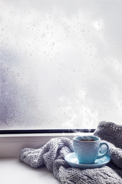 Photo cozy soft gray blanket with a cup of coffee