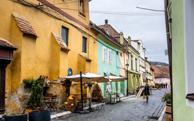 Strada accogliente della città europea sighisoara