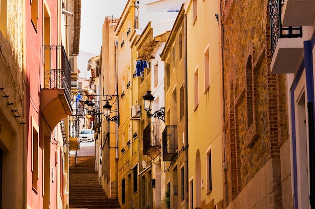 Strada accogliente della vecchia città europea relleu. architettura mediterranea in spagna.