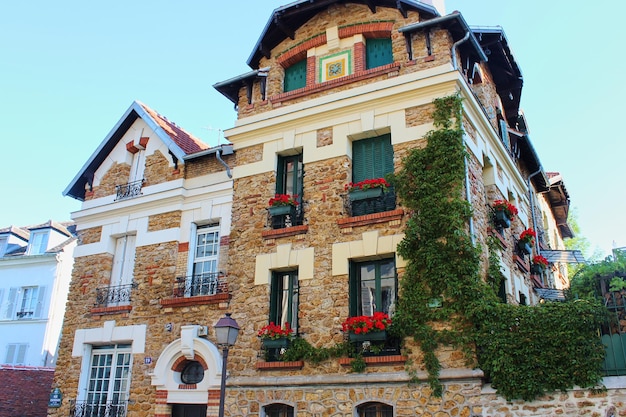 Accogliente strada della vecchia montmartre a parigi francia accogliente paesaggio urbano di parigi architettura e monumenti di parigi