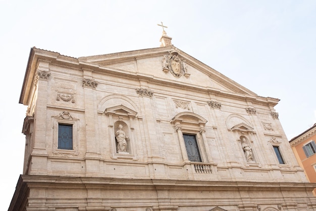 イタリア、ローマの居心地の良い通り。