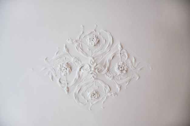 Уютный белый узор с цветами на стене