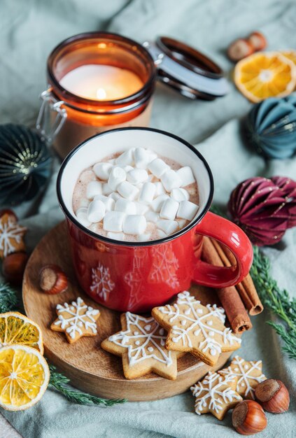 Фото Уютная зимняя и рождественская обстановка с горячим какао и домашними печенье