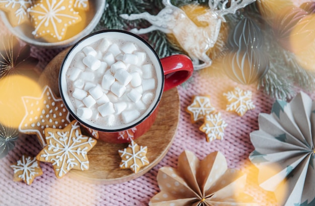 Уютная зимняя и рождественская обстановка с горячим какао и домашним печеньем