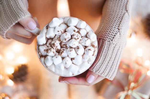 Foto concetto invernale accogliente bevanda calda invernale cioccolato caldo o cacao con marshmallow e spezie