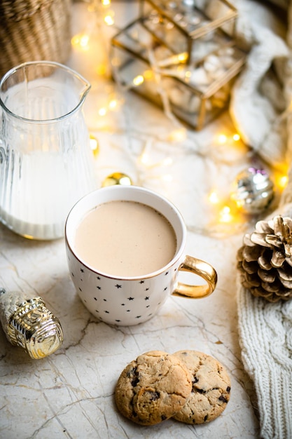 居心地の良い冬の休日の装飾クリスマス ライトと装飾の詳細とコーヒー カップ本物の家