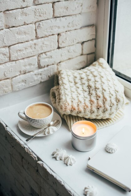 Photo cozy winter home interior with knitted blanket and candle