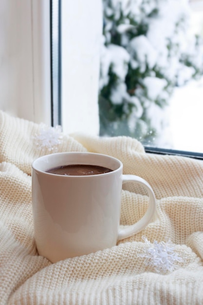 居心地の良い冬の静物ホット コーヒーのマグカップと冬の朝の飲み物を温める暖かい毛布