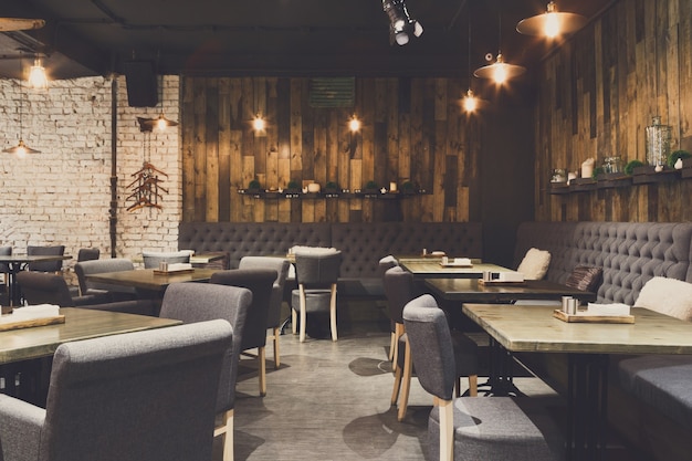 사진 레스토랑의 아늑한 목조 인테리어, 복사 공간. 편안하고 현대적인 식당, 현대적인 디자인 배경