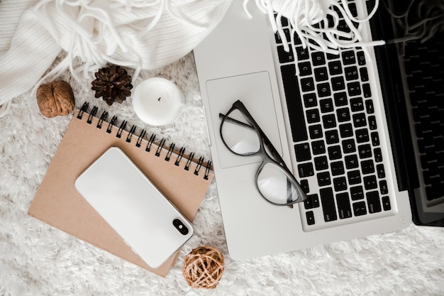 Foto atmosfera lavorativa accogliente con laptop e telefono