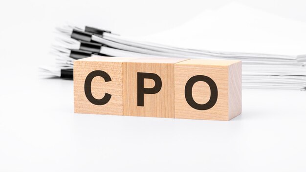흰색 배경에 있는 CPO 나무 블록 단어 CPO는 주문당 비용 비즈니스 개념에 대한 짧은 단어입니다.