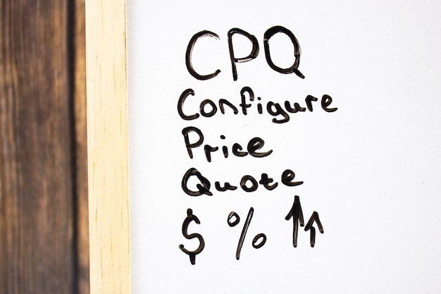 CPQ Configureer prijsopgave tekstconcept door markering op wit bord