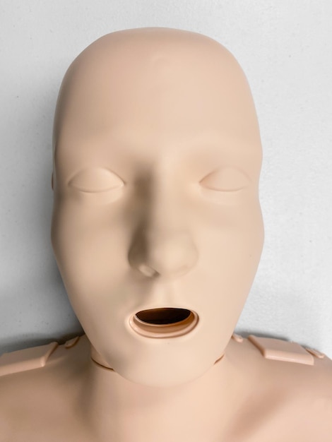 CPR dummy op witte achtergrond voor eerste hulp en cardiopulmonale reanimatie training, menselijke vorm