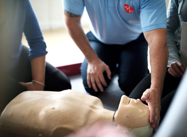 Foto concetto di addestramento al pronto soccorso cpr