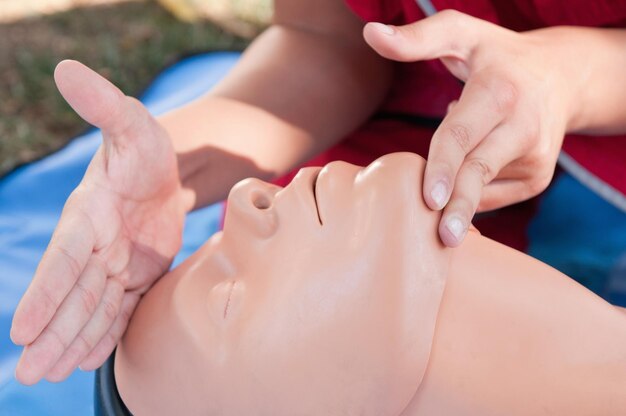 Photo cpr procedure with training dummy