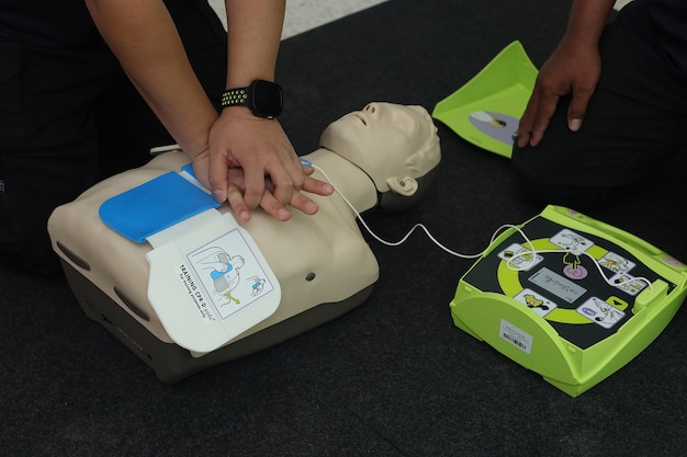 Foto addestramento alla rcp addestramento al pronto soccorso sull'uso del defibrillatore automatico aed sulla bambola cpr