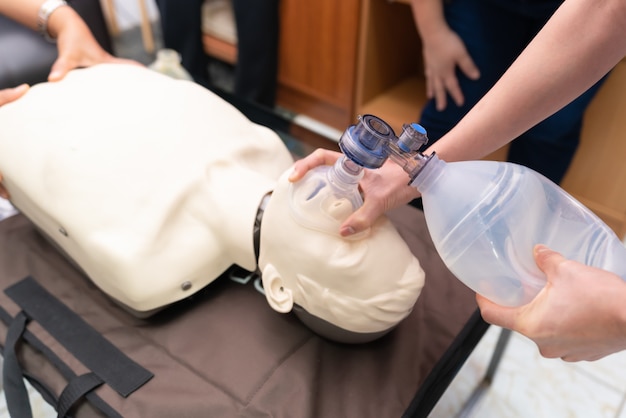 인공 호흡을위한 CPR 인형 및 Am-bu 백을 이용한 CPR 교육.