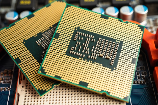 Foto cpu centrale processoreenheid chip chip op printplaat in pc- en laptopcomputertechnologie