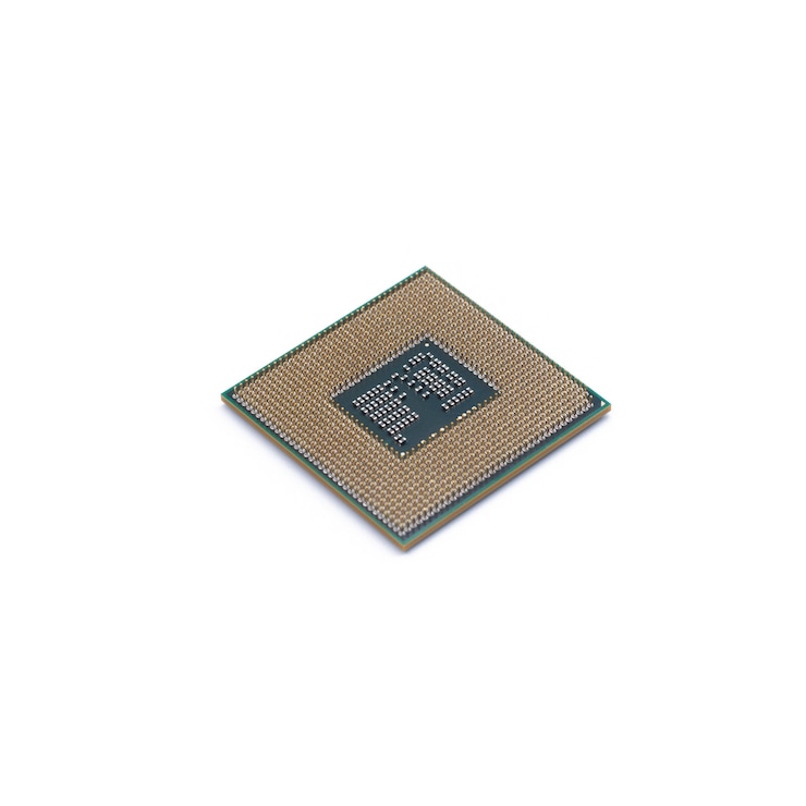 Foto cpu (centrale verwerkingseenheid) microchip op witte achtergrond wordt geïsoleerd die