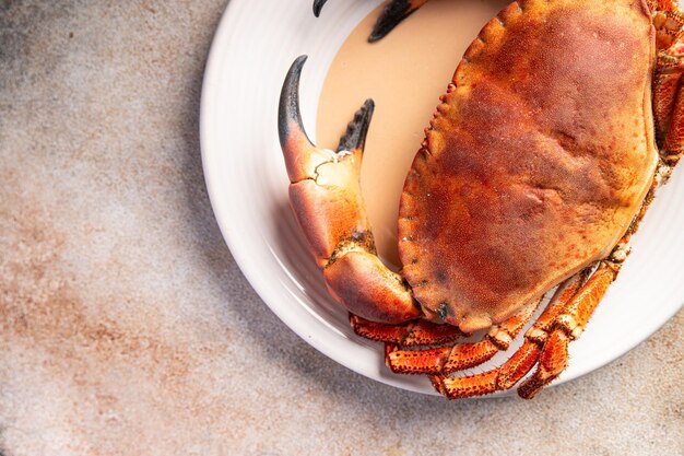 カニの甲殻類 ゆでたシーフード すぐに食べられる新鮮な食事 食べ物 テーブルの上の軽食 コピースペース 食べ物