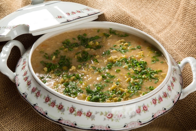 Крабовый суп в миске