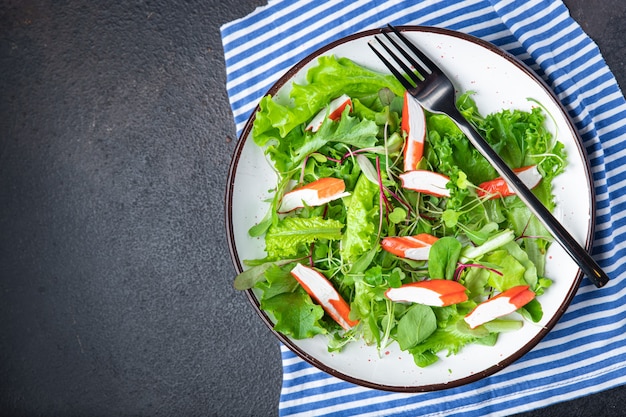 カニカマサラダグリーンレタスの葉はテーブルに新鮮な食事のスナックを混ぜるコピースペース食品の背景