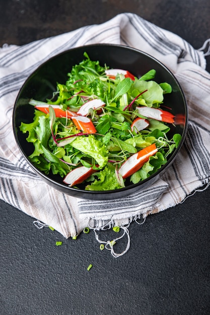 게 스틱 샐러드 녹색 상추 잎은 테이블 복사 공간 음식 배경에 신선한 식사 간식을 혼합