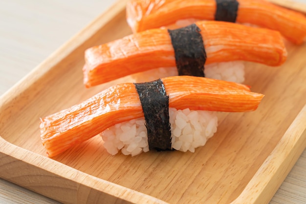 Crab Stick Sushi op houten plaat Japans eten stijl