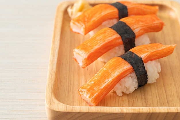 Sushi di bastoncini di granchio su piatto di legno - stile cibo giapponese