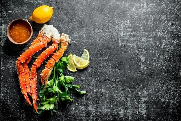 Crab with parsley lemon slices and sauce