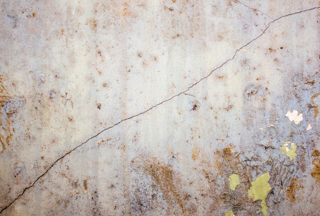 Трещина в бетонной стене Трещина в бетонном основании Старый ветхий потрескавшийся бетон