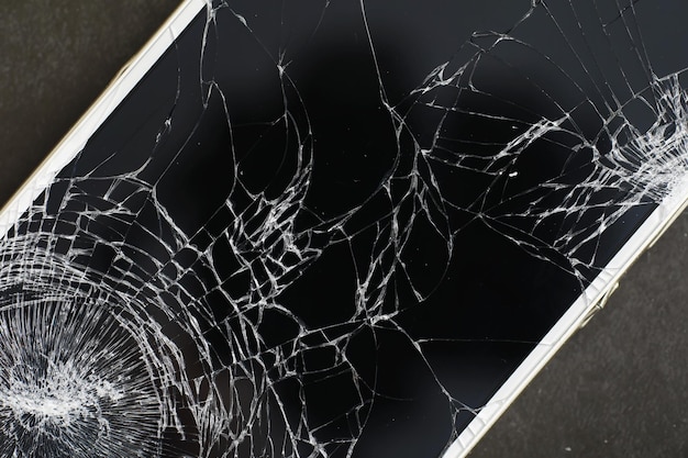 Трещина на стекле. Сломанный экран. Сломанный телефон. Треснувший стеклянный фон. Белые трещины на стекле.