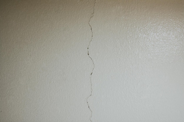 Crack in een geschilderde muur in een appartement na renovatie