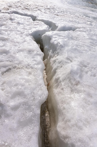 Фото Трещина в ледяном покрове снежный лед треснувший лед плывет по морю фото высокого качества