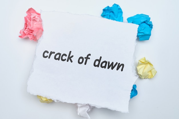 Crack of dawn - Engels idioom hand belettering op houten blokken