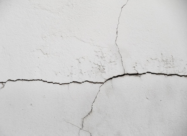 a crack in a wall that has been cracked.