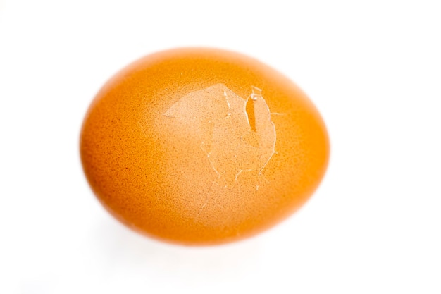 흰색 배경에 얕은 심도가 있는 삶은 달걀이 깨졌습니다.