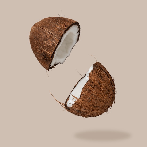明るい表面にひびの入ったココナッツ。